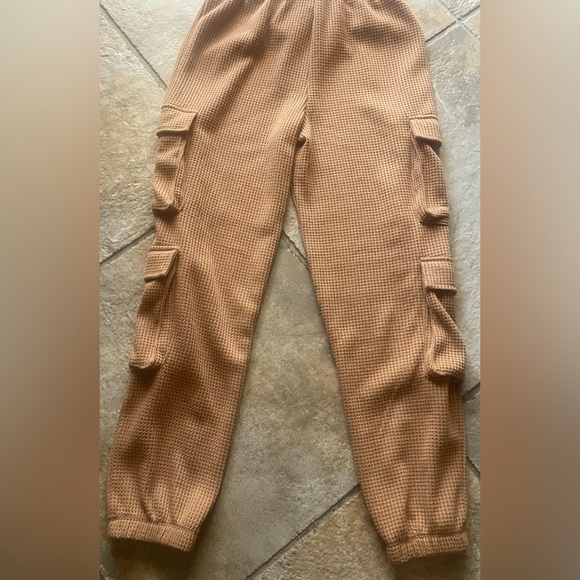 NWOT Forever 21 Pull- on Cargo Pants - Picture 2 of 2